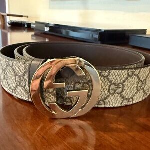 Gucci Logo buckle belt, great condition, gold tone buckle cocoa leather interior
